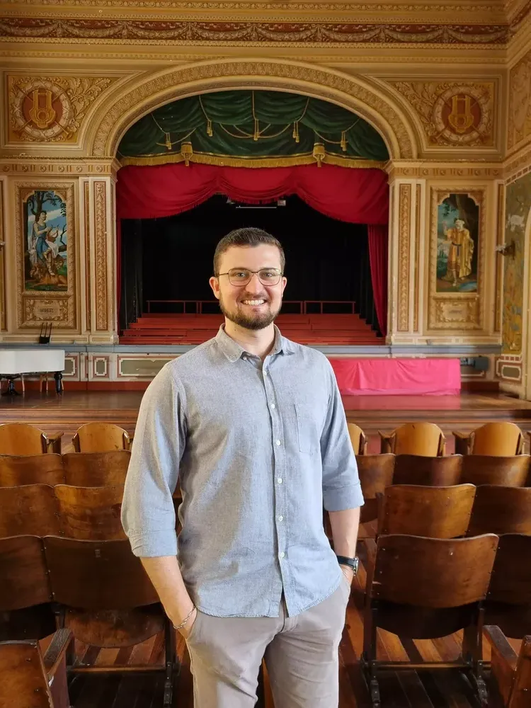 Aulas particulares, em grupo e empresariais com o Professor Carlos Schmitt, especialista em Letras com ampla experiência.